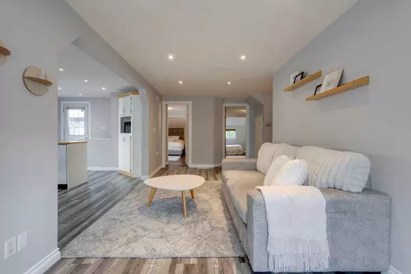 Calgary, AB T2M0V5,914 18 AVE Northwest