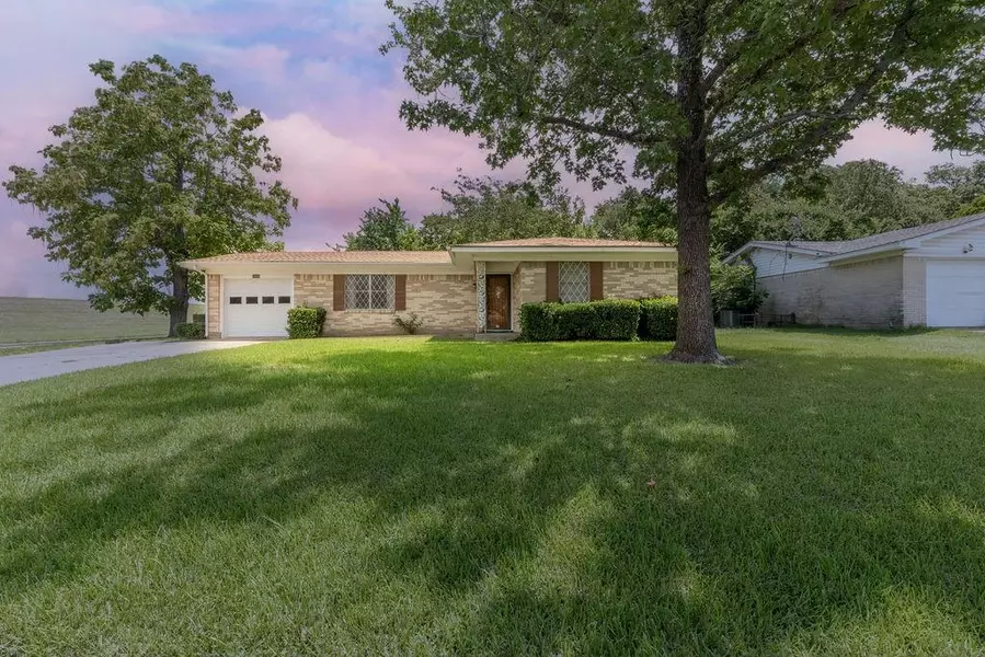 1608 Nichols Street, Ennis, TX 75119