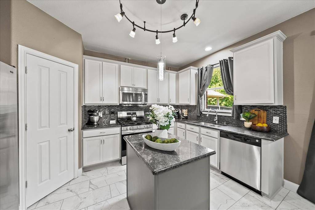 812 Creekside Drive, Little Elm, TX 75068