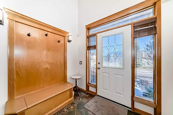 Calgary, AB T3B 5W4,7 Crestmont DR SW