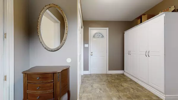 East Gwillimbury, ON L0G 1V0,18770 Leslie ST