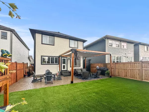 74 Magnolia TER Southeast, Calgary, AB T3M 2X4