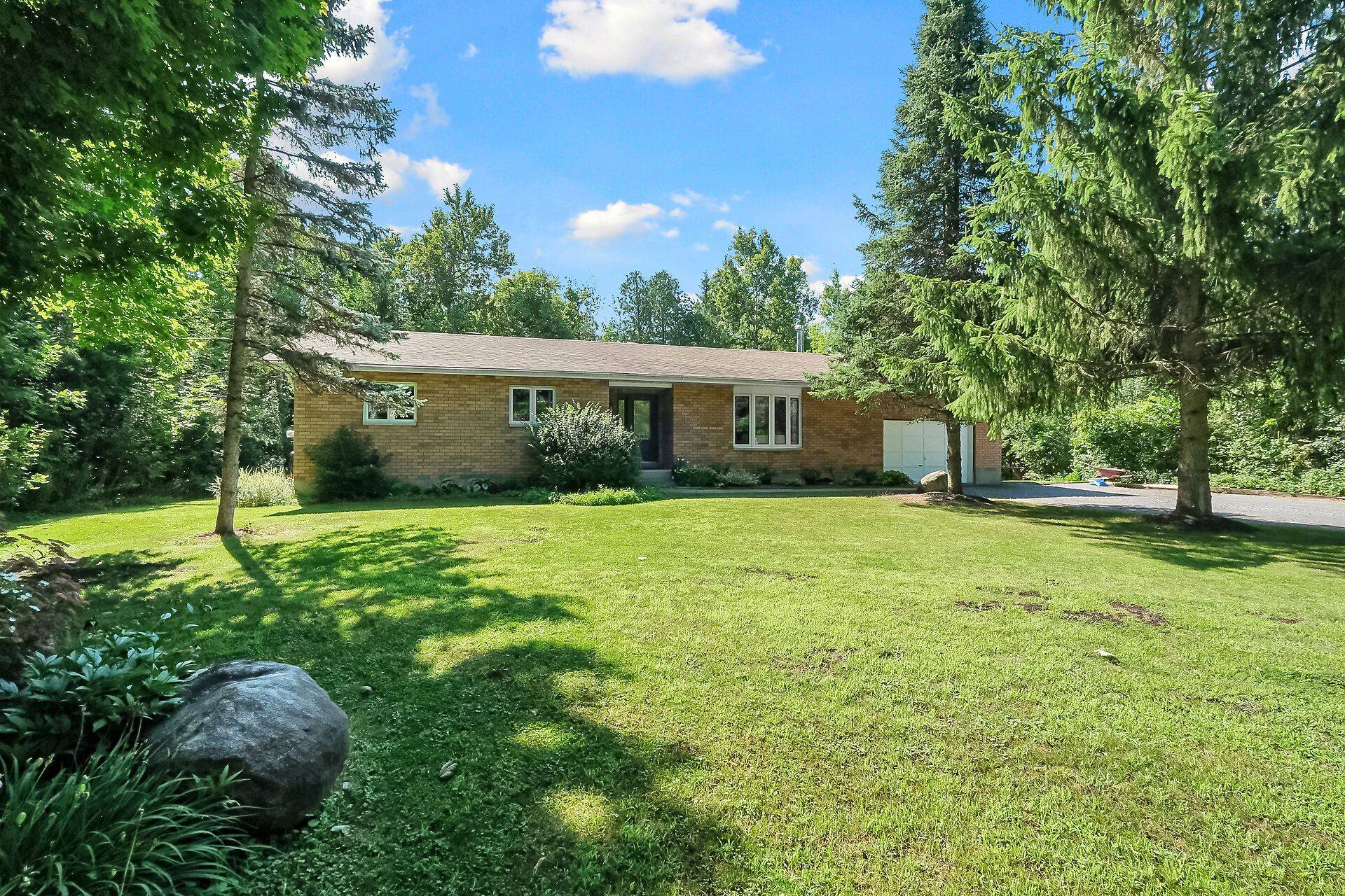 209 Deerwood DR, Carp - Dunrobin - Huntley - Fitzroy And Area, ON K0A 2H0