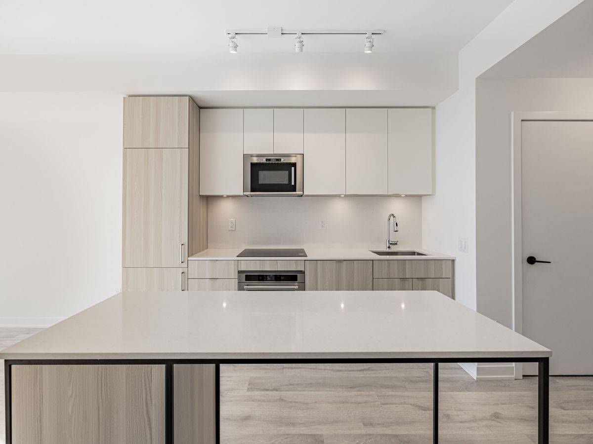 Mississauga, ON L5H 0A9,220 Missinnihe WAY #808