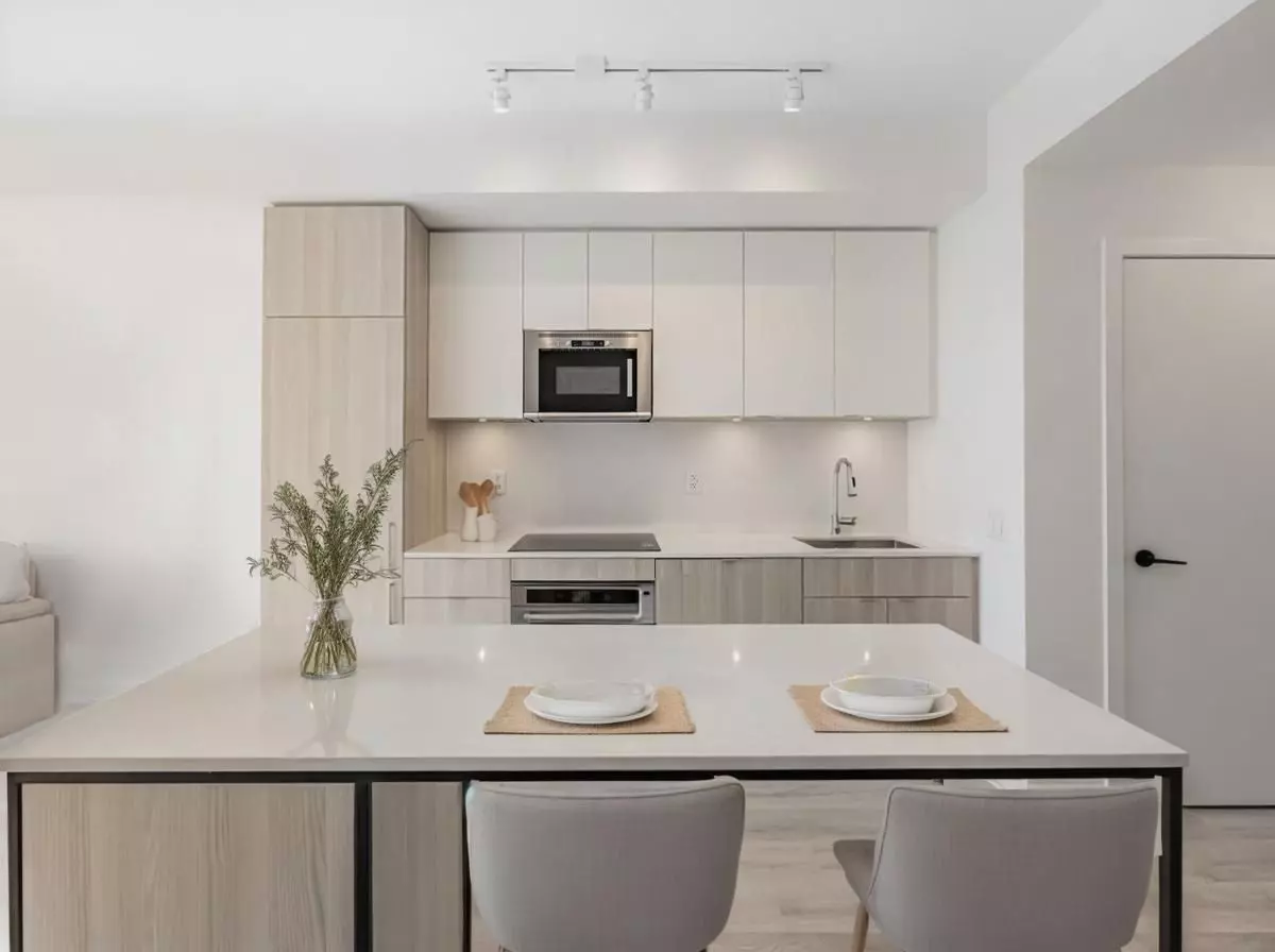 Mississauga, ON L5H 0A9,220 Missinnihe WAY #808