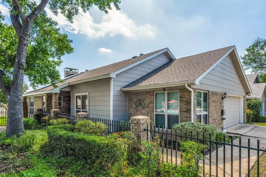 2712 Glenwood Court, Carrollton, TX 75006