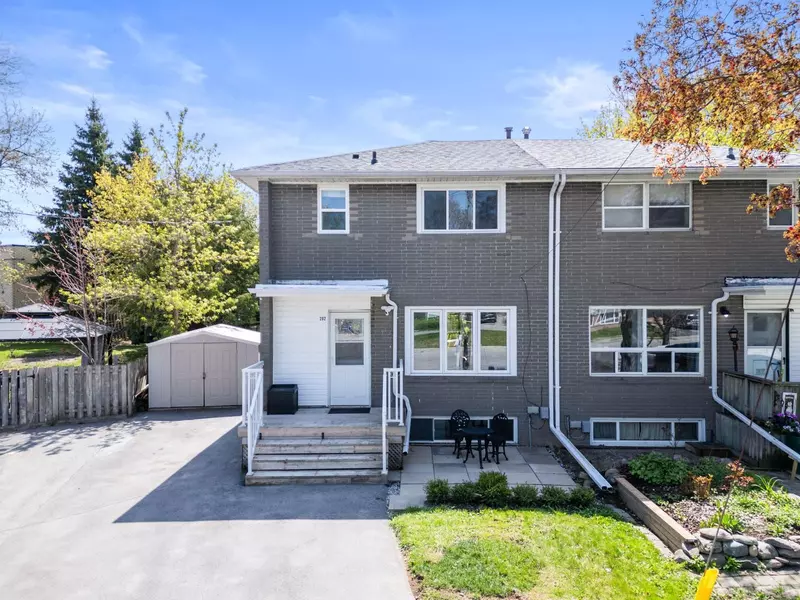 202 Penn AVE, Newmarket, ON L3Y 2S5