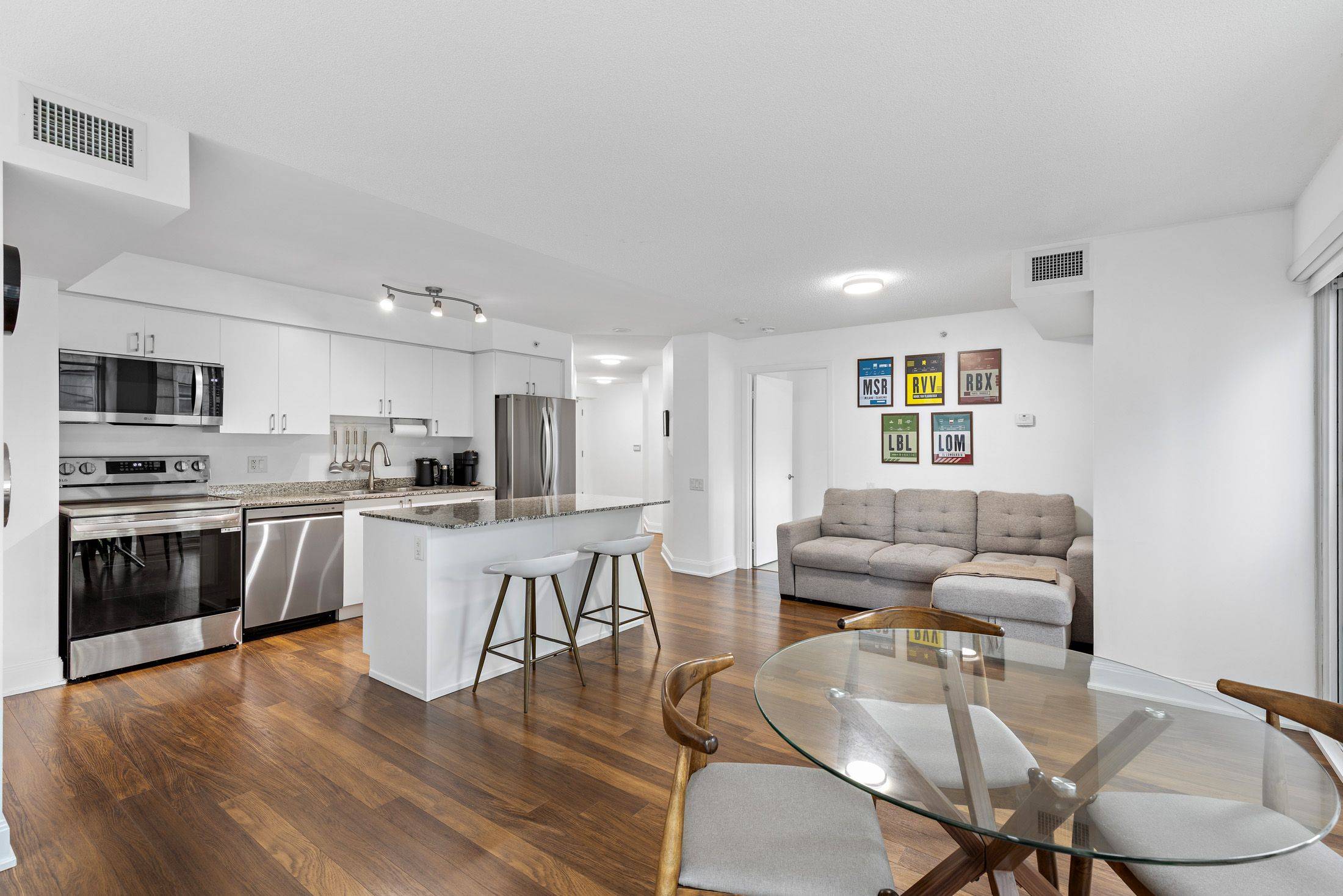 Toronto C10, ON M4S 3H8,2191 Yonge ST #405