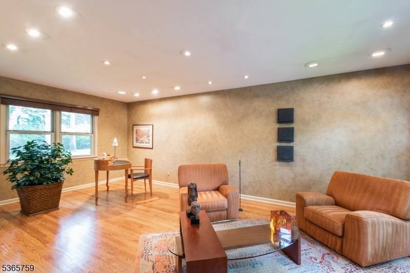 Livingston Twp., NJ 07039,19 Trombley Dr