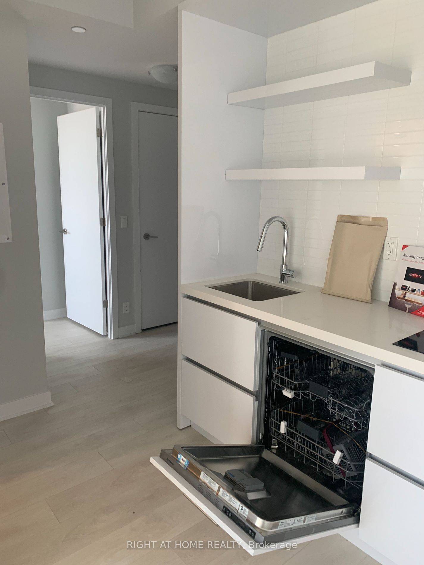 Toronto C10, ON M4S 2B4,2221 Yonge ST #4007