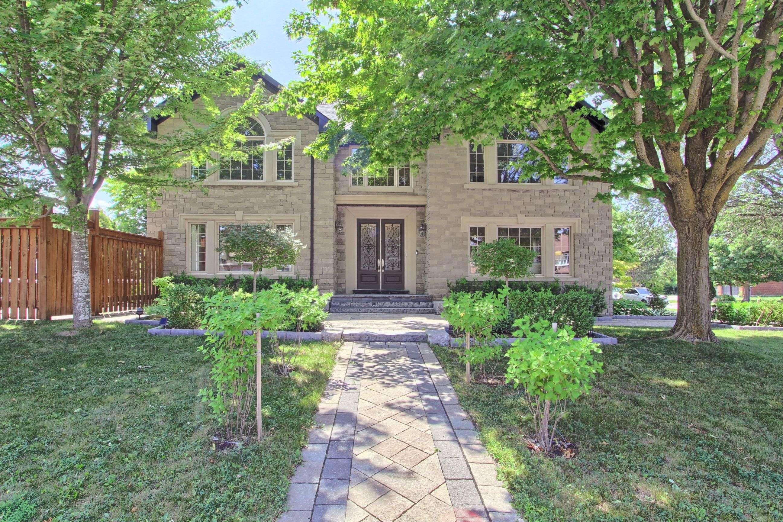 646 Brooker RDG, Newmarket, ON L3X 1V7