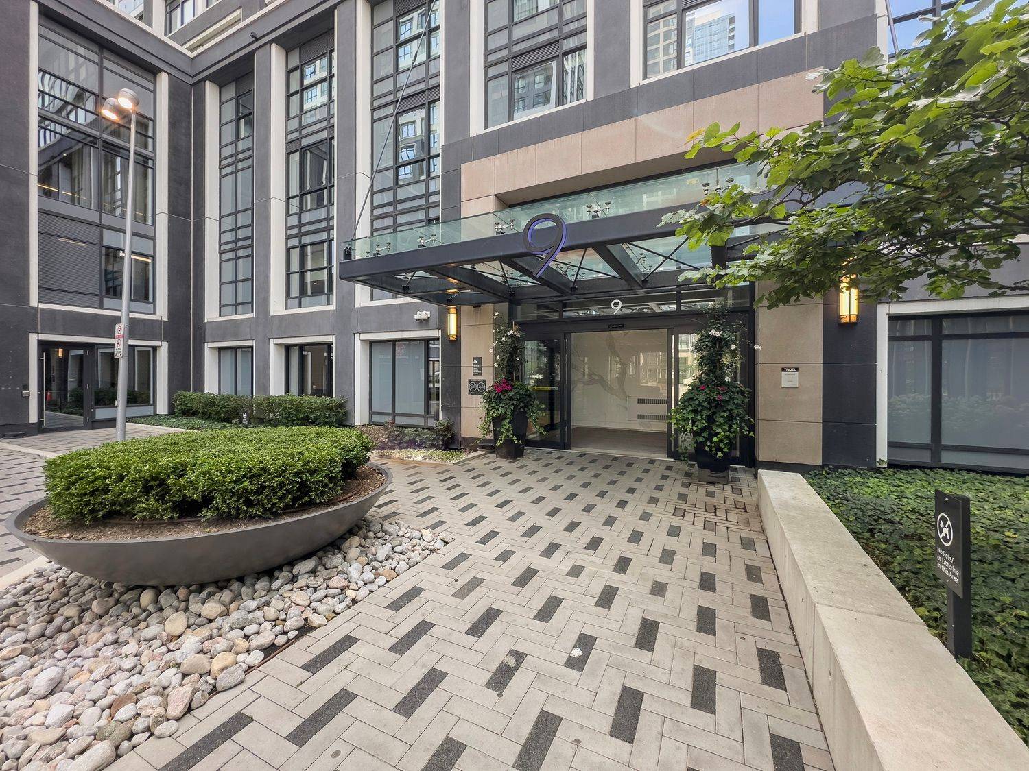 9 Mabelle AVE #2215, Toronto W08, ON M9A 0E1