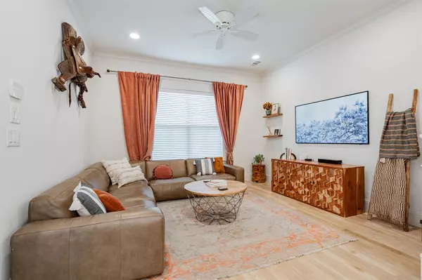 Dallas, TX 75208,734 W 7th Street