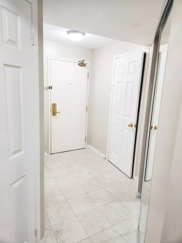 Toronto C01, ON M5S 3K4,887 Bay ST #505