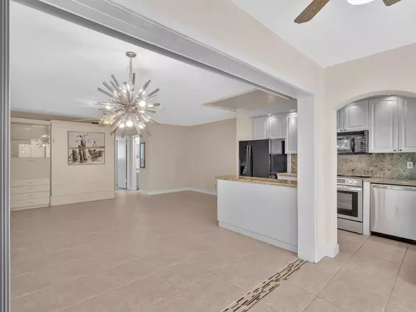 2000 Diana Dr #207, Hallandale Beach, FL 33009