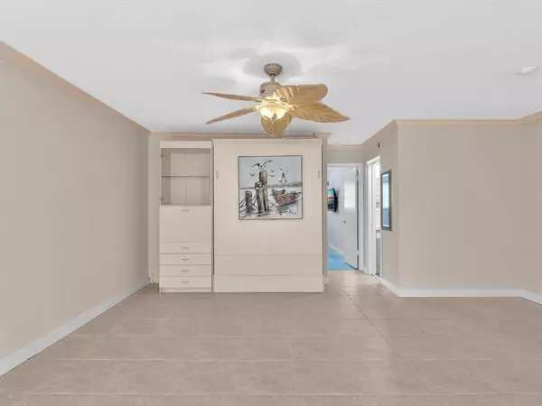 Hallandale Beach, FL 33009,2000 Diana Dr #207