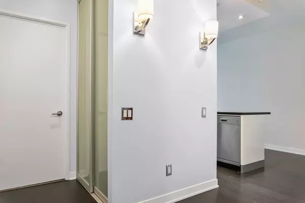 Toronto W06, ON M8Y 0B5,88 Park Lawn RD #607