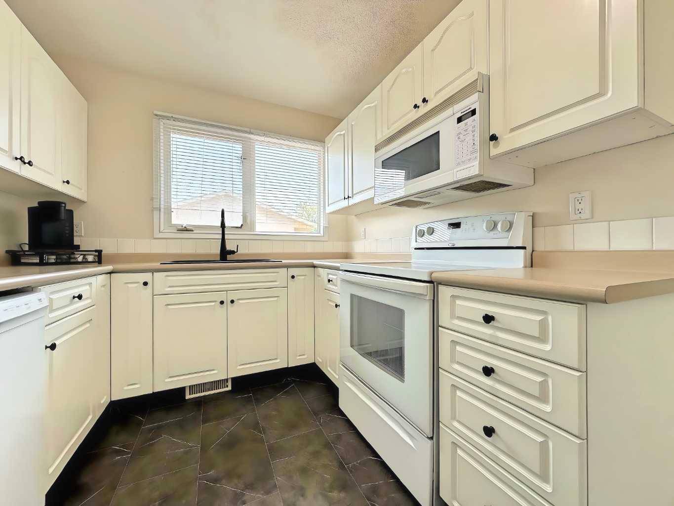 Wainwright, AB T9W 1J3,1649 3 AVE