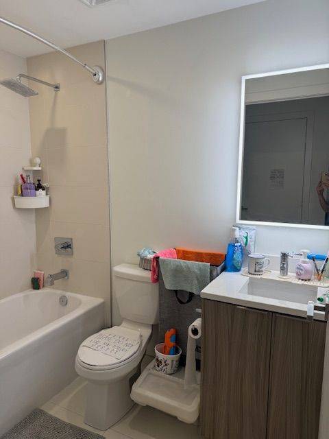 Toronto C02, ON M4V 0A5,223 St Clair AVE W #516