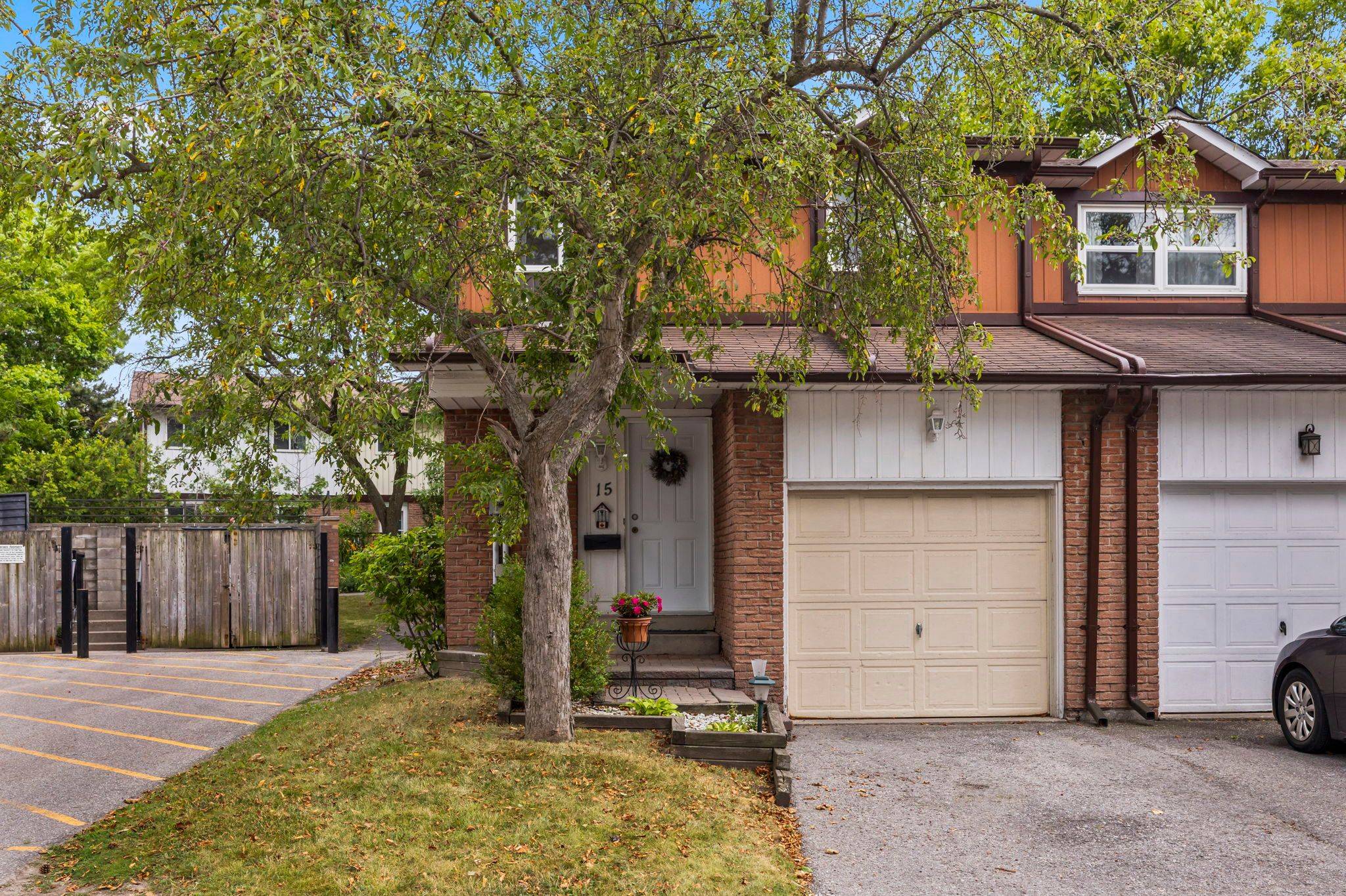 540 Dorchester DR #15, Oshawa, ON L1J 6M5