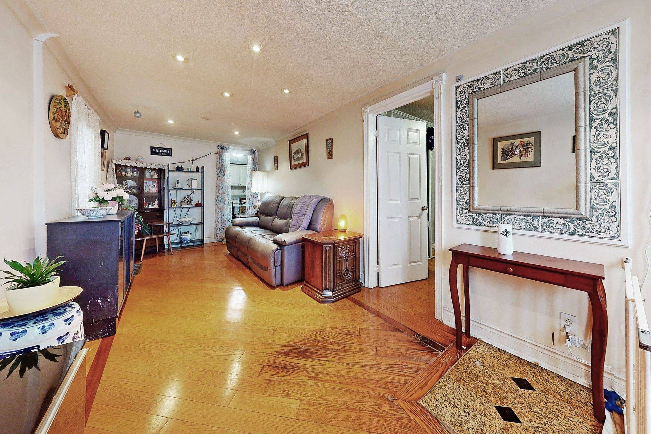 Mississauga, ON L5E 1X1,1045 East AVE