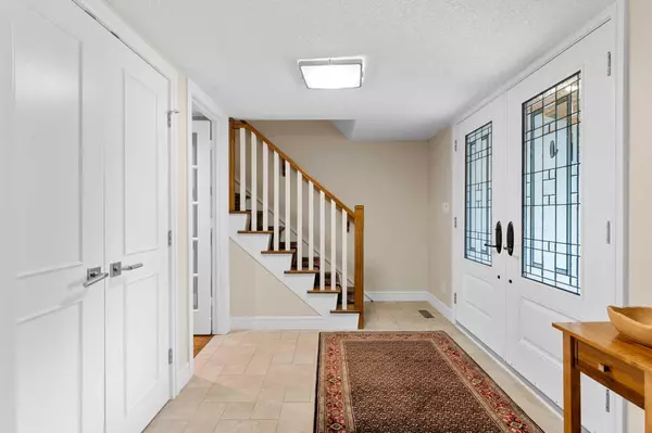 Calgary, AB T2J 3K7,435 Lake Simcoe CRES SE