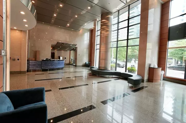Toronto C01, ON M5V 1B1,219 FORT YORK BLVD #811