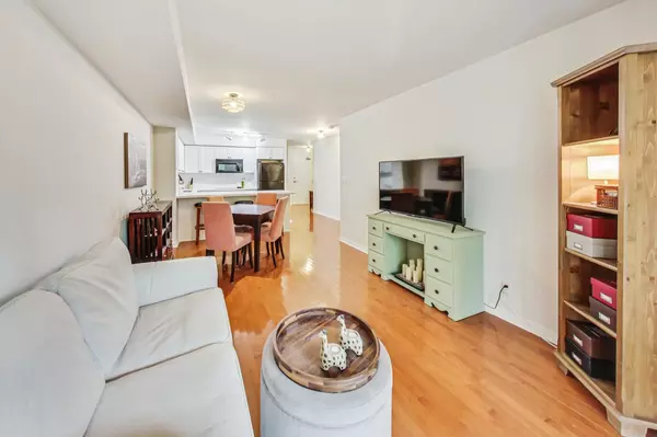 Toronto C10, ON M4S 3H4,245 Davisville AVE #207