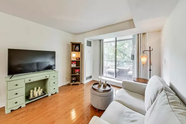 Toronto C10, ON M4S 3H4,245 Davisville AVE #207