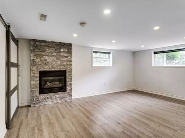 Oakville, ON L6K 2E2,83 Kingswood RD #Lower