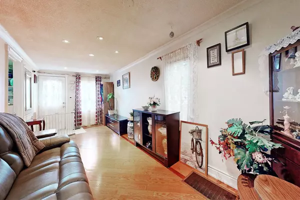 Mississauga, ON L5E 1X1,1045 East AVE