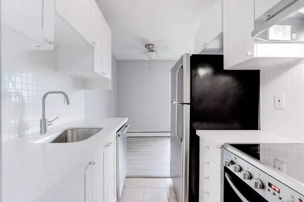 Hamilton, ON L8N 1Y7,81 Charlton AVE E #903