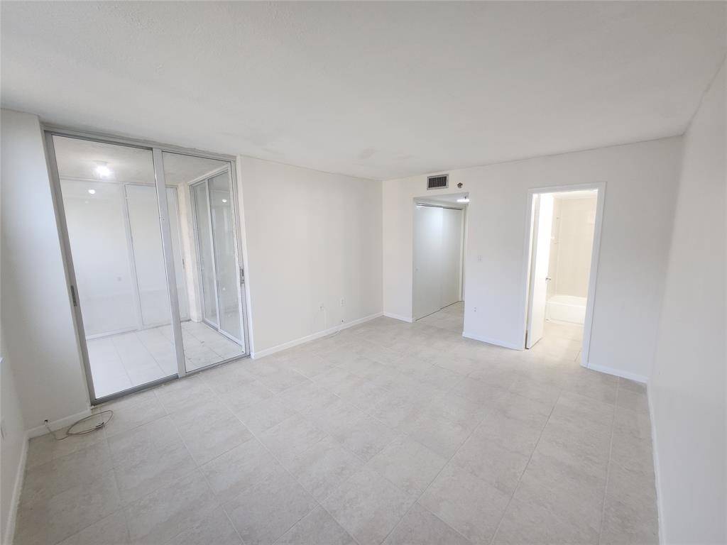 North Miami Beach, FL 33160,17890 W Dixie Hwy #619