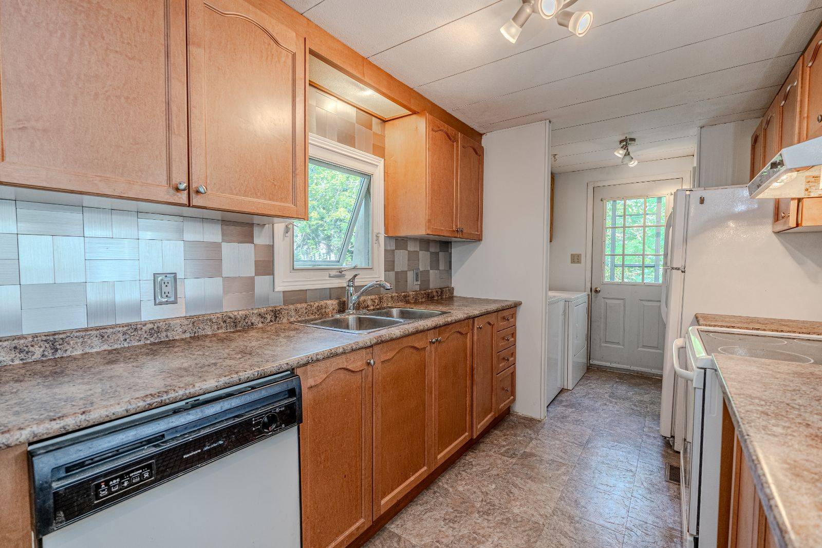 Innisfil, ON L9S 1N5,85 Hawthorne DR
