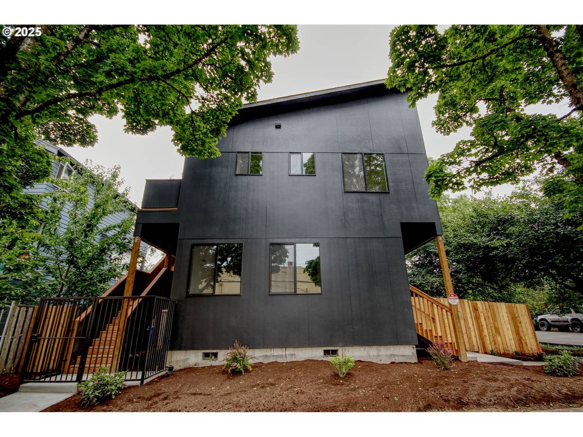 Portland, OR 97202,1404 SE FRANKLIN ST