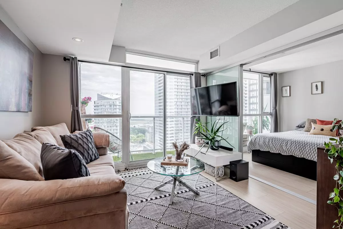 Toronto C01, ON M5V 0J9,85 Queens Wharf RD #2802