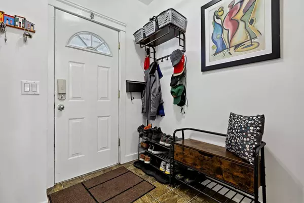 Calgary, AB t2s0e3,530 19 AVE SW