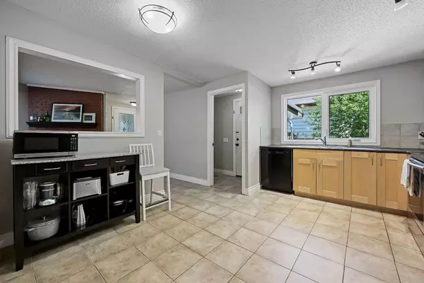 Calgary, AB T3A 1R3,5476 Dalrymple CRES Northwest