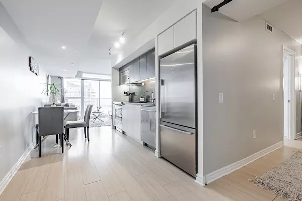 Toronto C01, ON M5V 0J9,85 Queens Wharf RD #2802