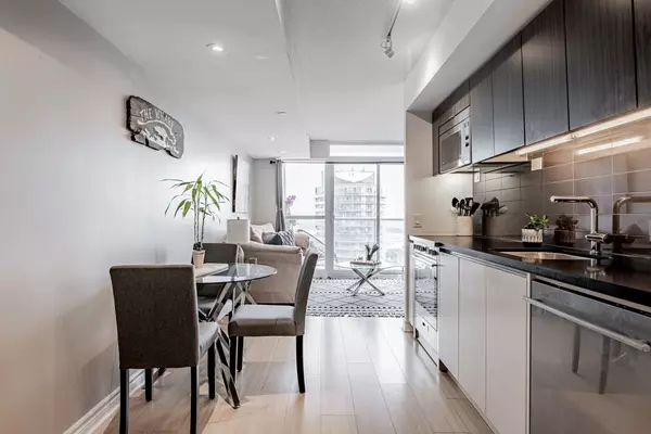 Toronto C01, ON M5V 0J9,85 Queens Wharf RD #2802