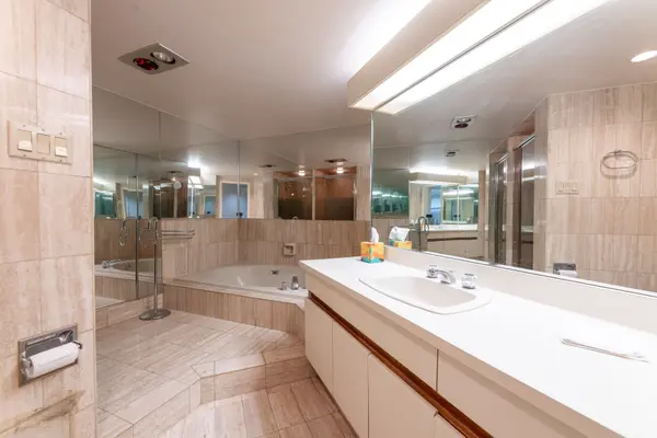 Toronto C04, ON M4N 3N6,3900 Yonge ST #301