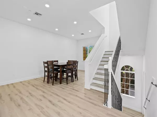 Fort Lauderdale, FL 33301,506 SE 7th St #301