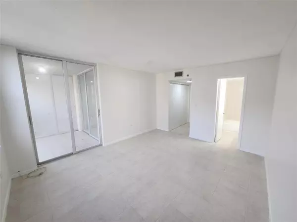 North Miami Beach, FL 33160,17890 W Dixie Hwy #619
