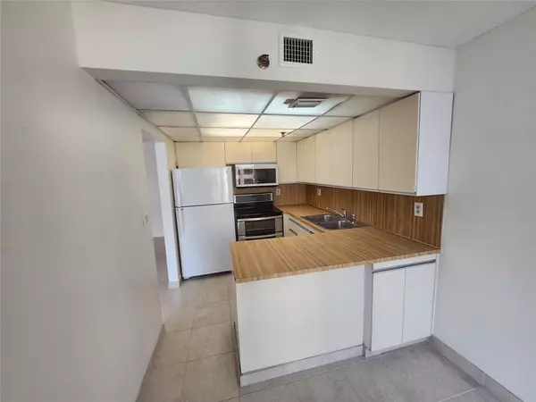 North Miami Beach, FL 33160,17890 W Dixie Hwy #619