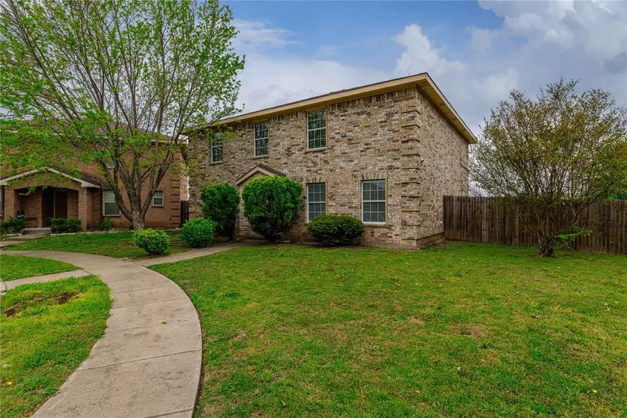 850 Smokey Oak Street, Lancaster, TX 75146