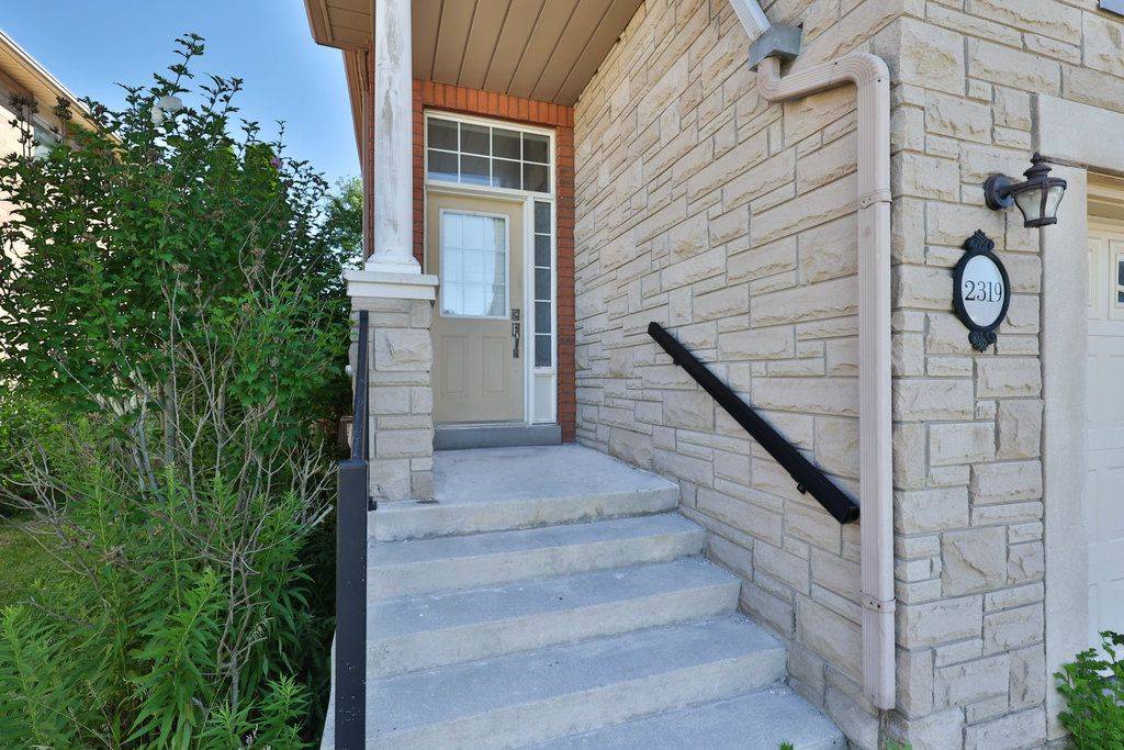 Oakville, ON L6M 4P5,2319 Newcastle CRES