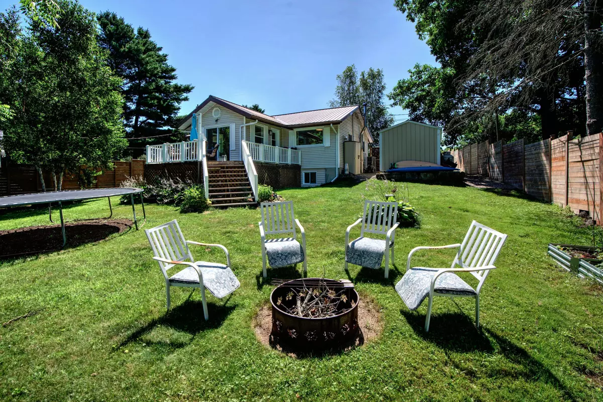 Westport, ON K0G 1X0,42 Rebecca LN