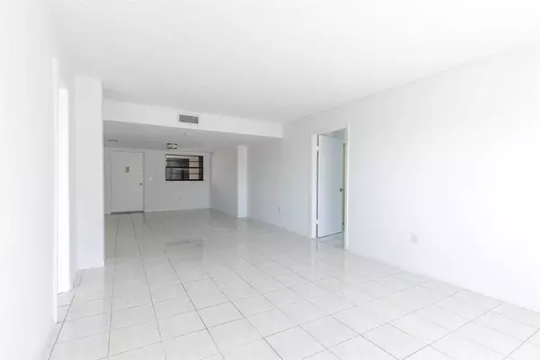 Miami Beach, FL 33141,8255 W Abbott Ave #305