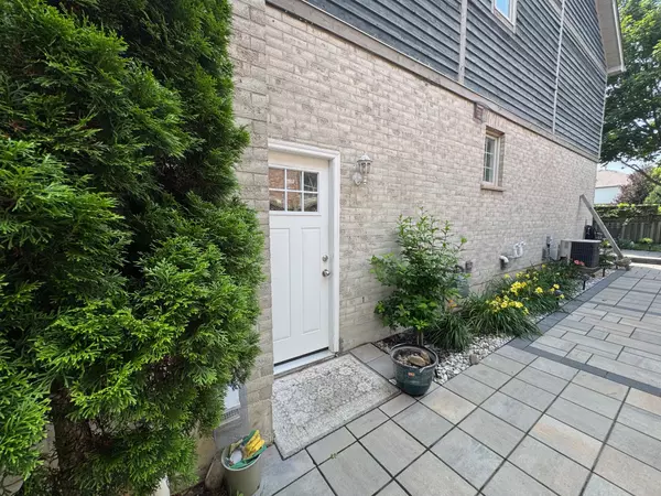 5294 Russell View RD, Mississauga, ON L5M 5W1