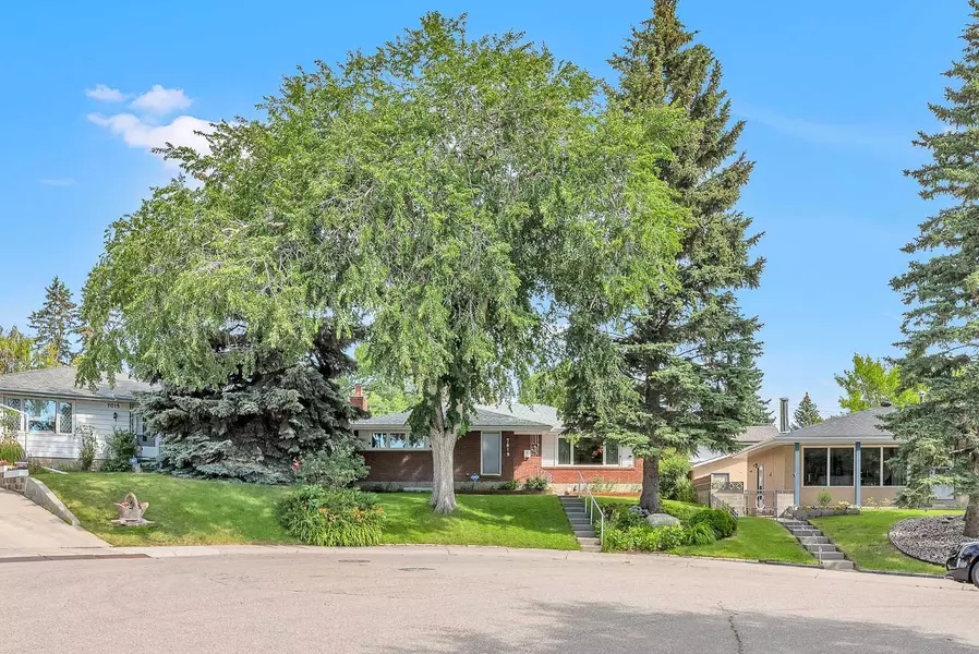 7019 Hunterbow CRES NW, Calgary, AB T2K 4R4